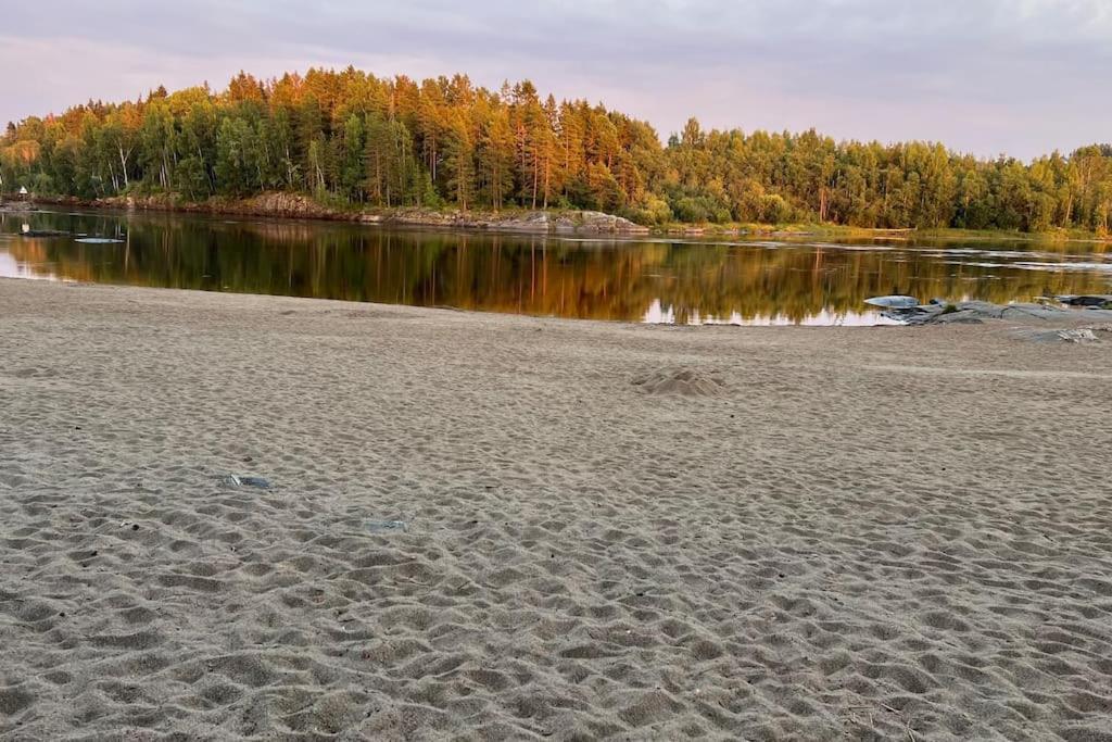 Attraktiv & Smart Funkishytte Pa Nes Strandhager. Årnes エクステリア 写真