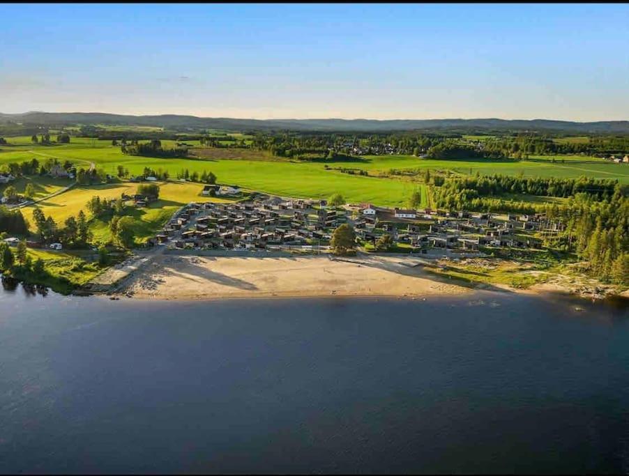 Attraktiv & Smart Funkishytte Pa Nes Strandhager. Årnes エクステリア 写真
